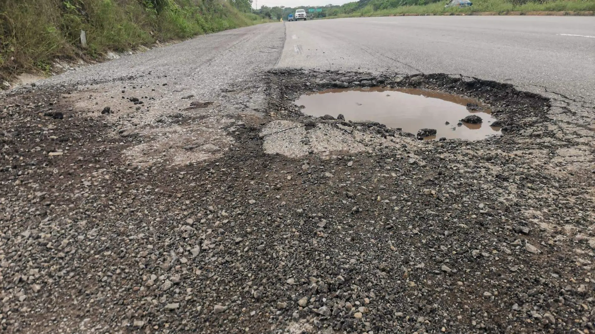 La describen como “una trampa para los viajeros”, ya que la autopista del Puente Tampico presenta enormes baches